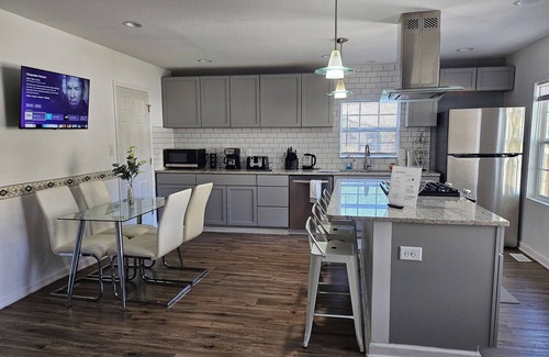 Des Moines House | Spacious 5-bedroom house with Ping Pong Table and Wifi in awesome Des Moines