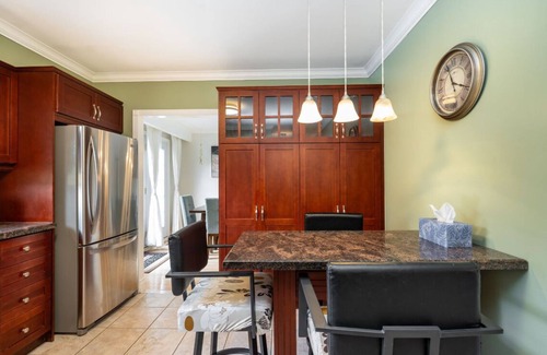Brampton House | Spacious 5 bedroom home with pool and all-year hot tub. 17 Minutes from YYZ.