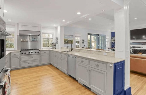 Southport House | Spacious 5-bedroom, house in Southport with WiFi, AC, near train, harbor, town.
