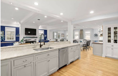 Southport House | Spacious 5-bedroom, house in Southport with WiFi, AC, near train, harbor, town.