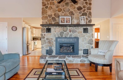 Greenwood House | Spacious 5-bedroom house w/lake access, mountain views & close to ski resorts!