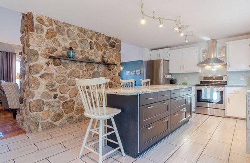 Greenwood House | Spacious 5-bedroom house w/lake access, mountain views & close to ski resorts!