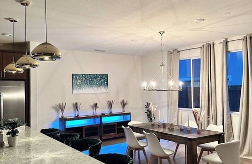 Roseville House | Spacious 5-bedroom house in enchanting Roseville with game room, WiFi