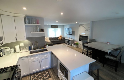 Woodridge House | Spacious 5-bedroom house in charming Woodridge with fence! Kid/pet friendly.