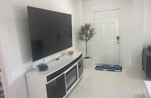 Brandon House | Spacious 5 bedroom home with WiFi and air conditioning in charming Brandon.