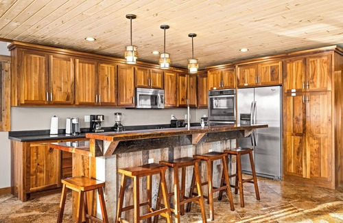 Duluth House | Spacious 5-Bedroom Home with Stunning Views & Privacy, 10 Miles from downtown