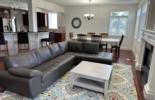 Raymond House | Spacious 5-bedroom house with WiFi, AC in amazing Raymond