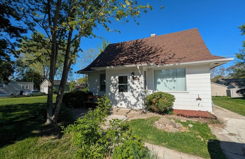 Waukegan House | Spacious 5-bedroom house near Great Lakes Naval Base!