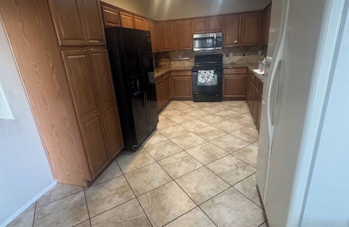 River Walk Villages House | Spacious 5-bedroom house with AC, WiFi in brilliant Phoenix