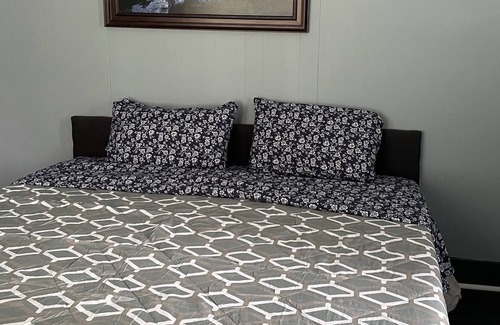 Pontiac House | "Spacious 5-Bedroom House in the Heart of Pontiac Free Parking WIFI