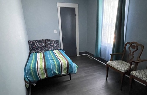 Pontiac House | "Spacious 5-Bedroom House in the Heart of Pontiac Free Parking WIFI