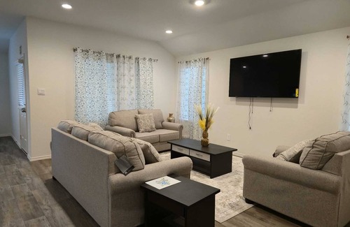 Rosenberg House | Spacious 5-bedroom house with WiFi and AC in charming Richmond.