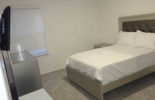 Rosenberg House | Spacious 5-bedroom house with WiFi and AC in charming Richmond.