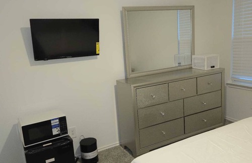 Rosenberg House | Spacious 5-bedroom house with WiFi and AC in charming Richmond.