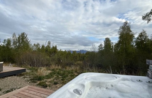Wasilla House | Spacious 5-bedroom house w/Mountain views and Hot tub in Wasilla!
