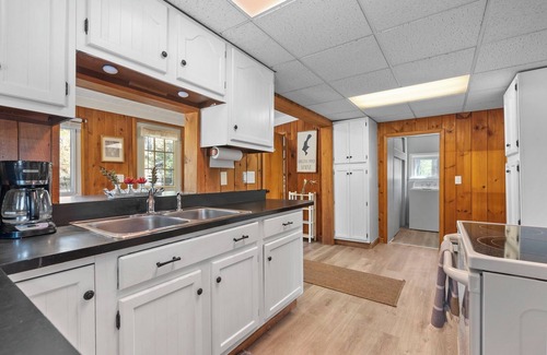 North Windham House | Spacious 5-bedroom house with WiFi and AC in charming Windham