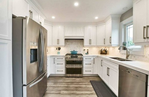 Whitby House | Spacious 5-bedroom house w charming lake view with WiFi, AC, saltwater pool