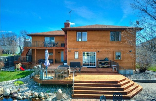 Ames House | Spacious 5-bedroom house in enchanting Ames with Wi-Fi, Close to the Action!