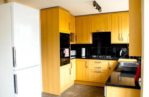 Tilbury Apartment | Spacious 5 bedroom house!Tilbury!Free parking!