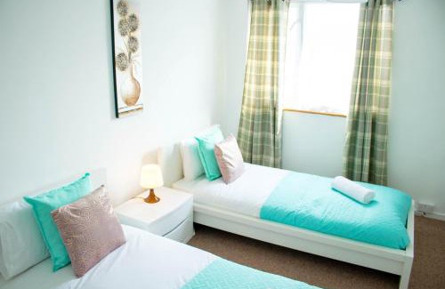 Tilbury Apartment | Spacious 5 bedroom house!Tilbury!Free parking!