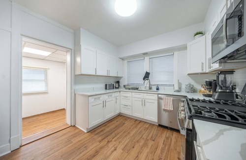 Berwyn House | Spacious 5-bedroom house with movie room, game room and more!