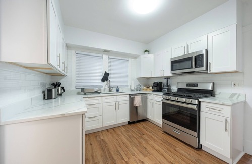 Berwyn House | Spacious 5-bedroom house with movie room, game room and more!