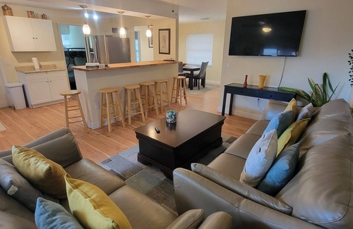 Cocoa House | Spacious 5-bedroom house Close to beaches and port in delightful Cocoa. n