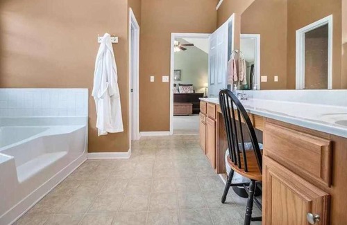 Dallas House | Spacious 5-bedroom house in adorable Dallas with AC, WiFi
