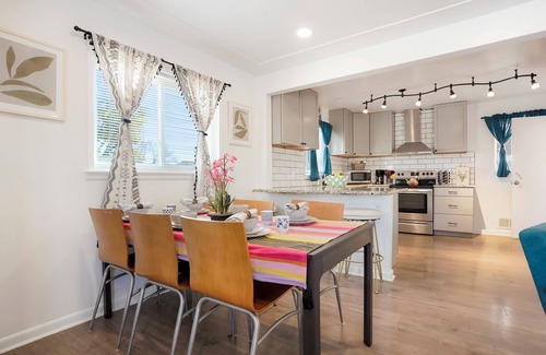 Twin Lakes House | Spacious 5-bedroom house - Modern, Pet/Family friendly and Centrally Located!