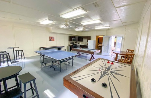 Seguin House | Spacious 5-bedroom house with AC, WiFi in Seguin, Pool & Outdoor Game Room