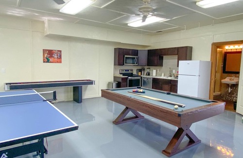 Seguin House | Spacious 5-bedroom house with AC, WiFi in Seguin, Pool & Outdoor Game Room