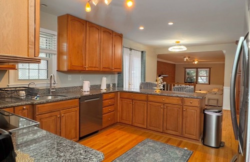 Tysons House | Spacious 5-bedroom house in lovely Tysons with AC, Pool table, WiFi