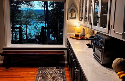 Edgemont House | Spacious 5-bedroom LAKEFRONT house in welcoming Edgemont with AC, WiFi