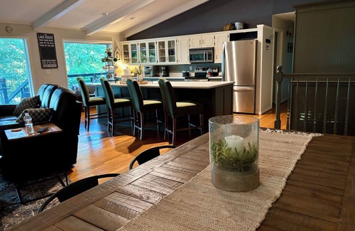 Edgemont House | Spacious 5-bedroom LAKEFRONT house in welcoming Edgemont with AC, WiFi