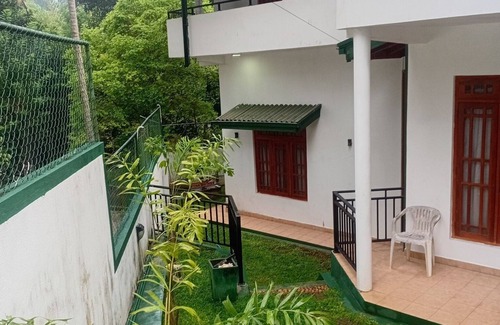 Gomagoda Villa | Spacious 5-bedroom villa in lovely Nattarampota, Kandywith WiFi, AC