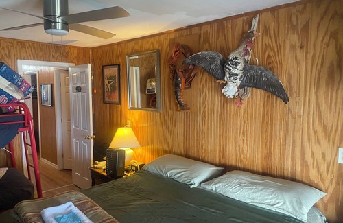 Braithwaite Cabin | Spacious 5-bedroom lodge in brilliant Delacroix with AC, WiFi