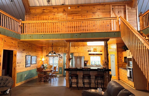 Cookson Cabin | Spacious 5-bedroom lodge with boat trailer parking, @ Lake Tenkiller, in Cookson