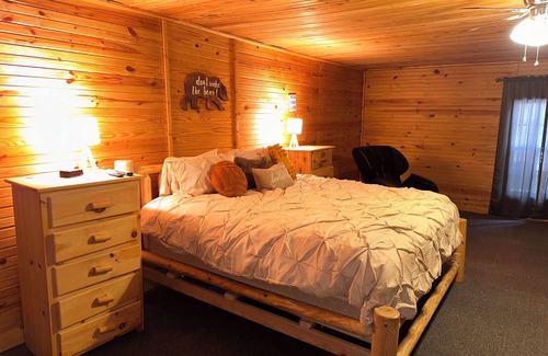 Cookson Cabin | Spacious 5-bedroom lodge with boat trailer parking, @ Lake Tenkiller, in Cookson