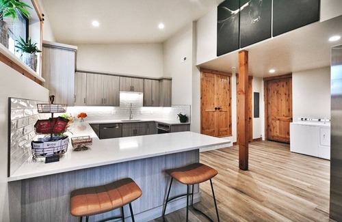 Kamas Cabin | Spacious 5-bedroom lodge in fabulous Kamas with WiFi, AC