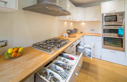 Seaview Apartment | Spacious 5 bedroom split level flat with three bathrooms and open plan kitchen living area, sleeps