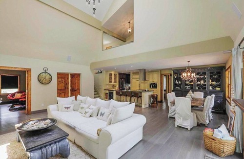 Bridgehampton House | Spacious 5 bedroom Family House with Heated Pool and Padel Court