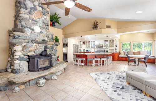 Three Rivers House | Spacious 5-bedroom house in awesome Three Rivers with AC, fitness room, WiFi