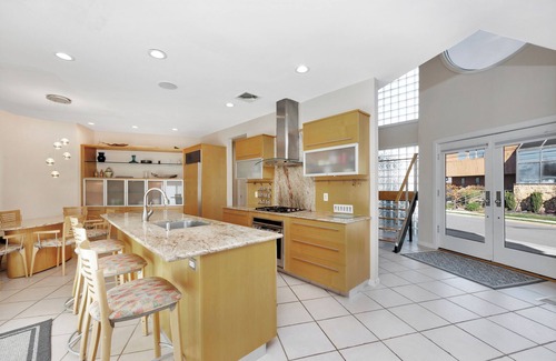 Lido Beach Villa | Spacious 5-bedroom villa with Private Beaches