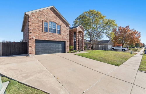 Burleson Villa | Spacious 5-bedroom villa in welcoming Burleson with WiFi, AC