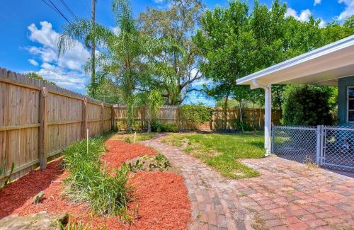 Clearwater House | Spacious 5 bedrooms 3 bathrooms Family-Friendly Home With Heated salt Pool