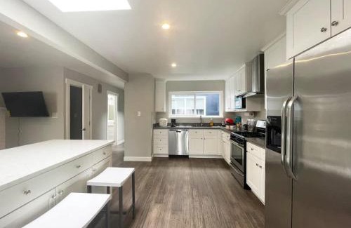 Excelsior House | Spacious 5B 2 5ba House 4 Free Driveway parking