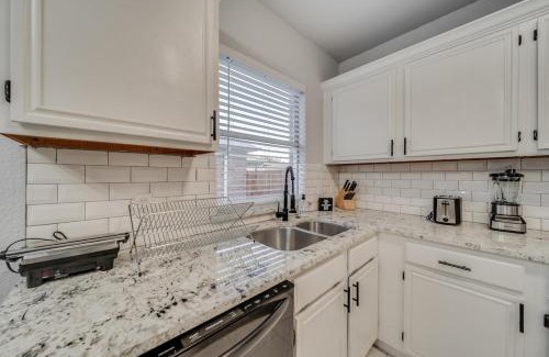 Grand Prairie House | Spacious 5BR 2,5BA Holiday Home with Poo