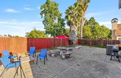 Elk Grove House | Spacious 5BR 3BR w Pool Table, Air Hockey, Games and more!