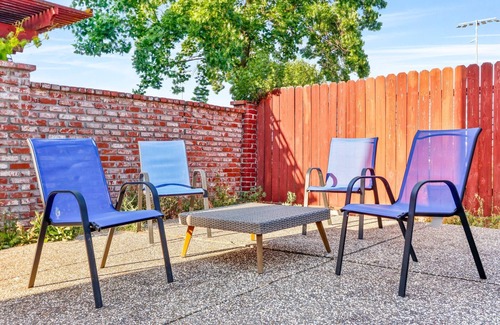 Elk Grove House | Spacious 5BR 3BR w Pool Table, Air Hockey, Games and more!