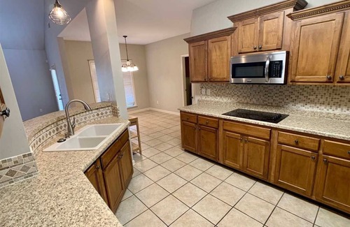 Arlington House | Spacious 5BR Family & Pet-Friendly Home 25 min to Downtown, Graceland & Shopping